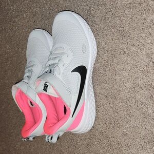 Girl Nikes *NEW*